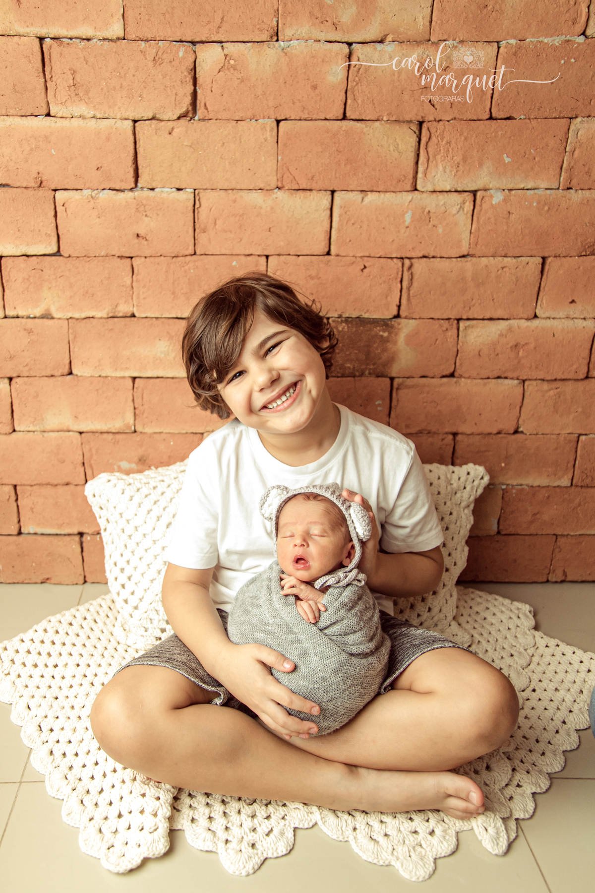 newborn recém nascido fotografia retrato foto ensaio fotográfico irmãos autismo autista bebê neném dupla família Niterói Rio de Janeiro domicílio vime rústico croche montessoriana