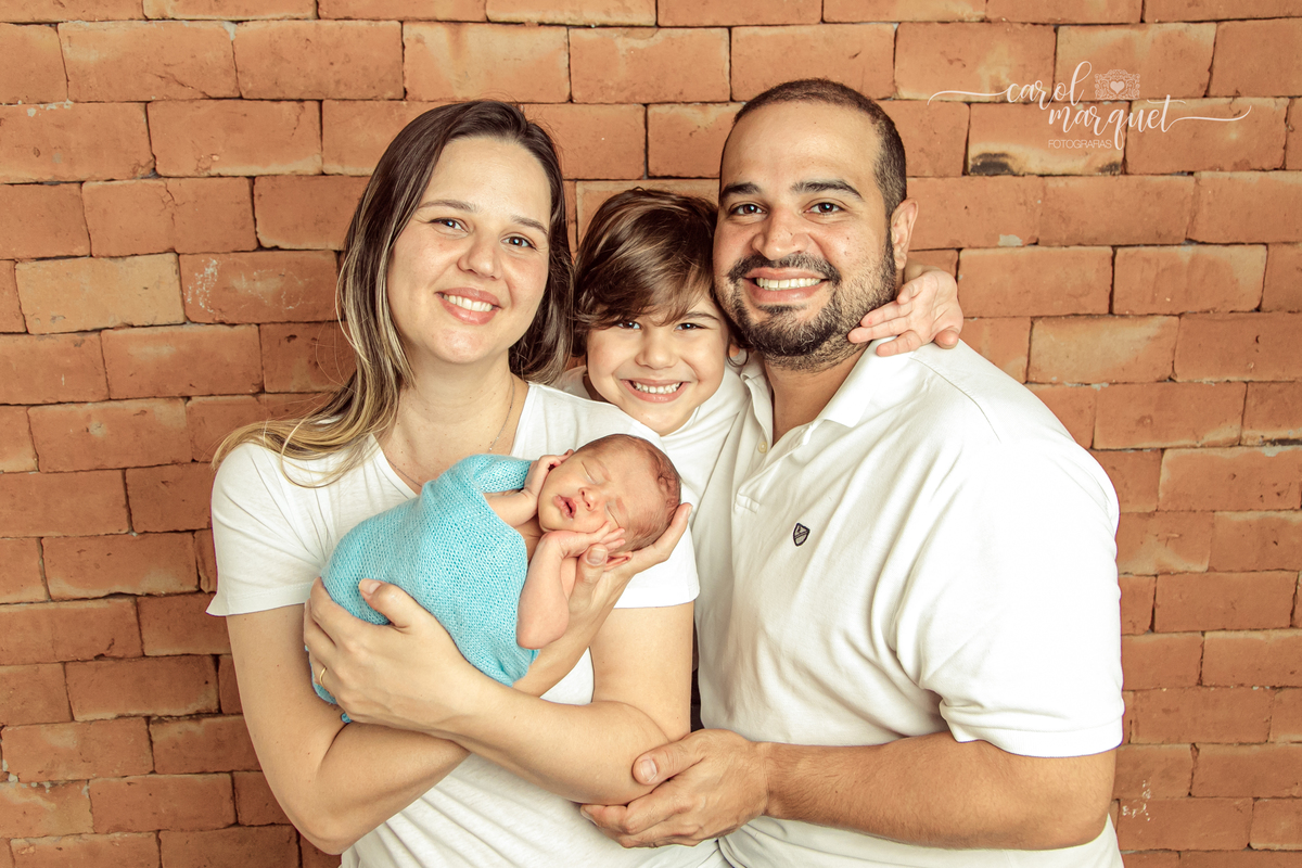 newborn recém nascido fotografia retrato foto ensaio fotográfico irmãos autismo autista bebê neném dupla família Niterói Rio de Janeiro domicílio vime rústico croche montessoriana