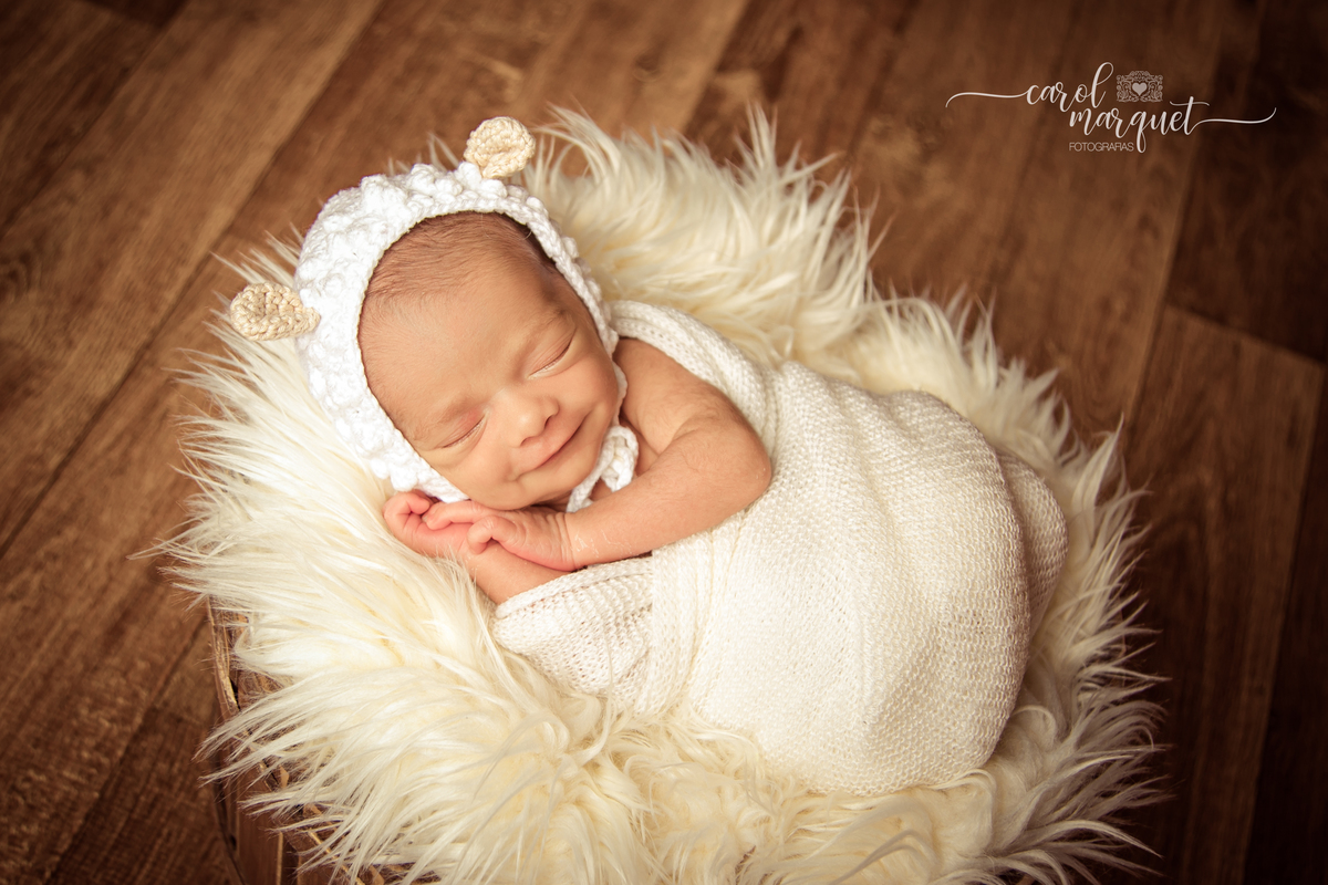 newborn recém nascido bebê neném fotografia retrato ensaio fotográfico Niterói Itaipu Região Oceânica Rio de Janeiro ovelha amigurumi boina apple starbucks TI nerd moderno retrô empresário estudante