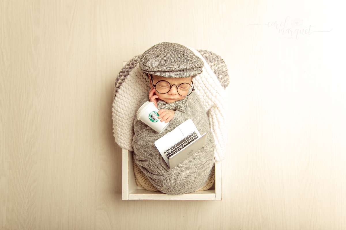 newborn recém nascido bebê neném fotografia retrato ensaio fotográfico Niterói Itaipu Região Oceânica Rio de Janeiro ovelha amigurumi boina apple starbucks TI nerd moderno retrô empresário estudante