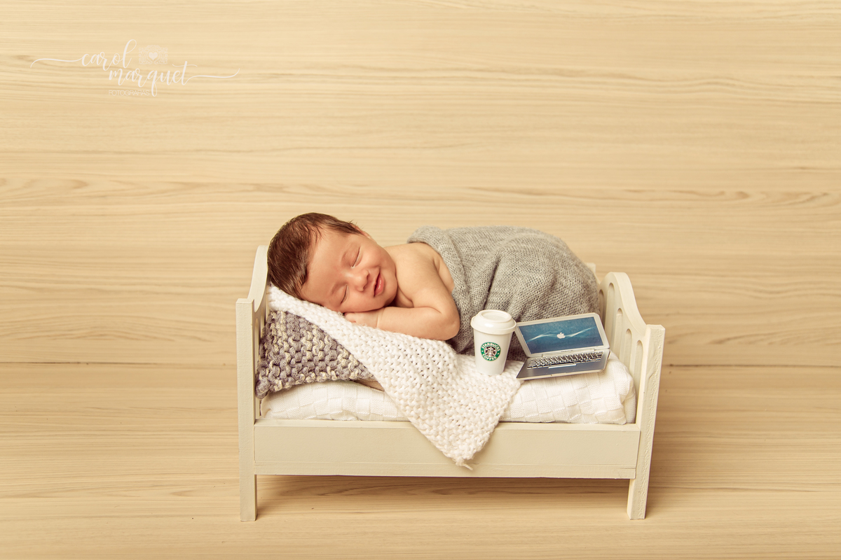 newborn recém nascido fotografia retrato família bebê Niterói Rio de Janeiro Itaipu Região Oceânica amigurumi Mário Bros super mario TI apple starbucks nerd praia mar marinheiro