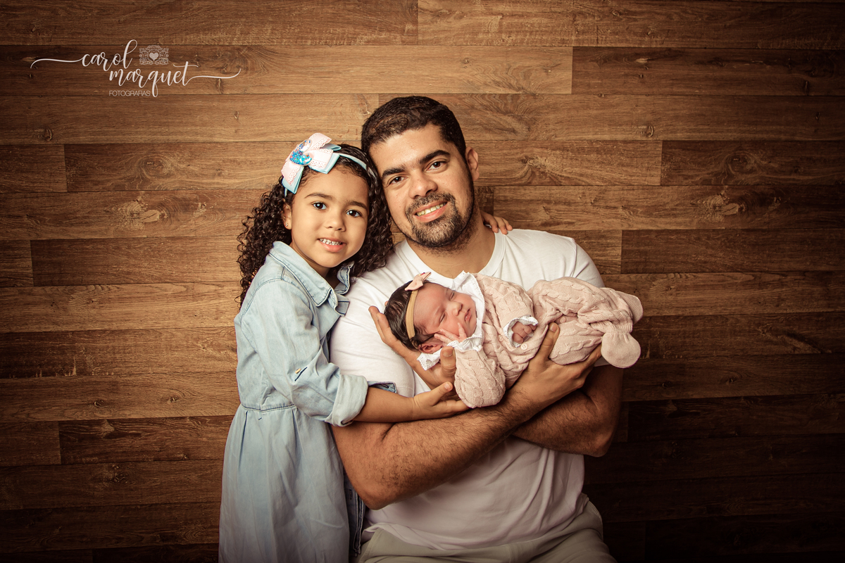 newborn recém nascido bebê neném doces fotografia retrato ensaio da família irmãs chapeuzinho flor jardim Niterói Itaipu Região Oceânica Rio de Janeiro