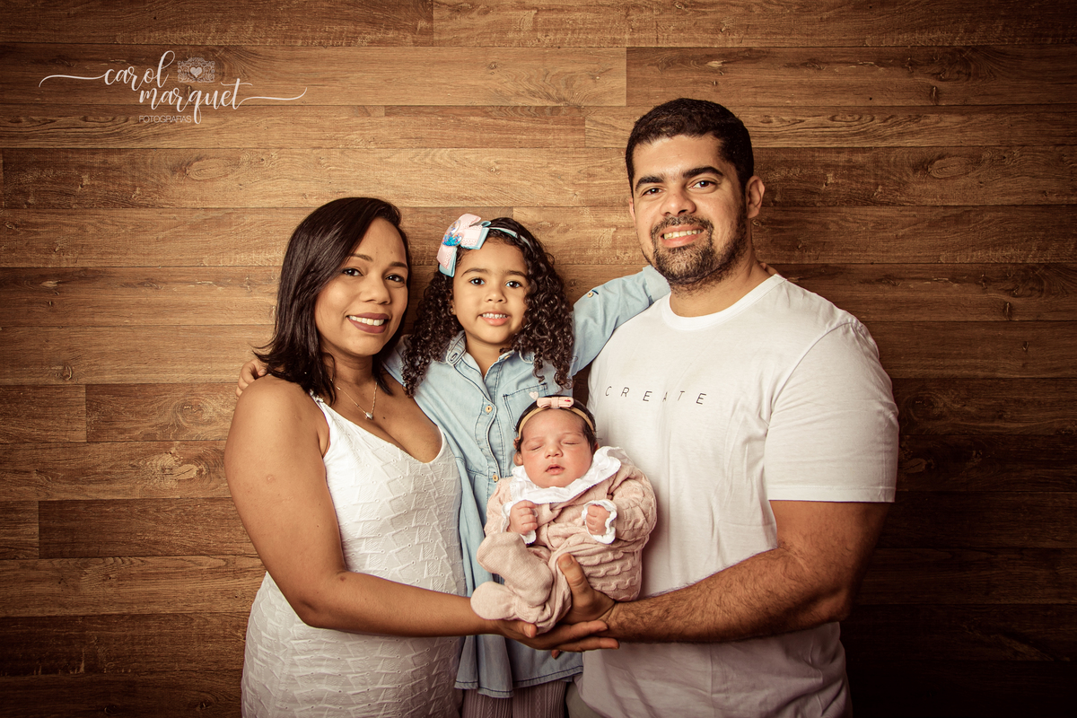 newborn recém nascido bebê neném doces fotografia retrato ensaio da família irmãs chapeuzinho flor jardim Niterói Itaipu Região Oceânica Rio de Janeiro