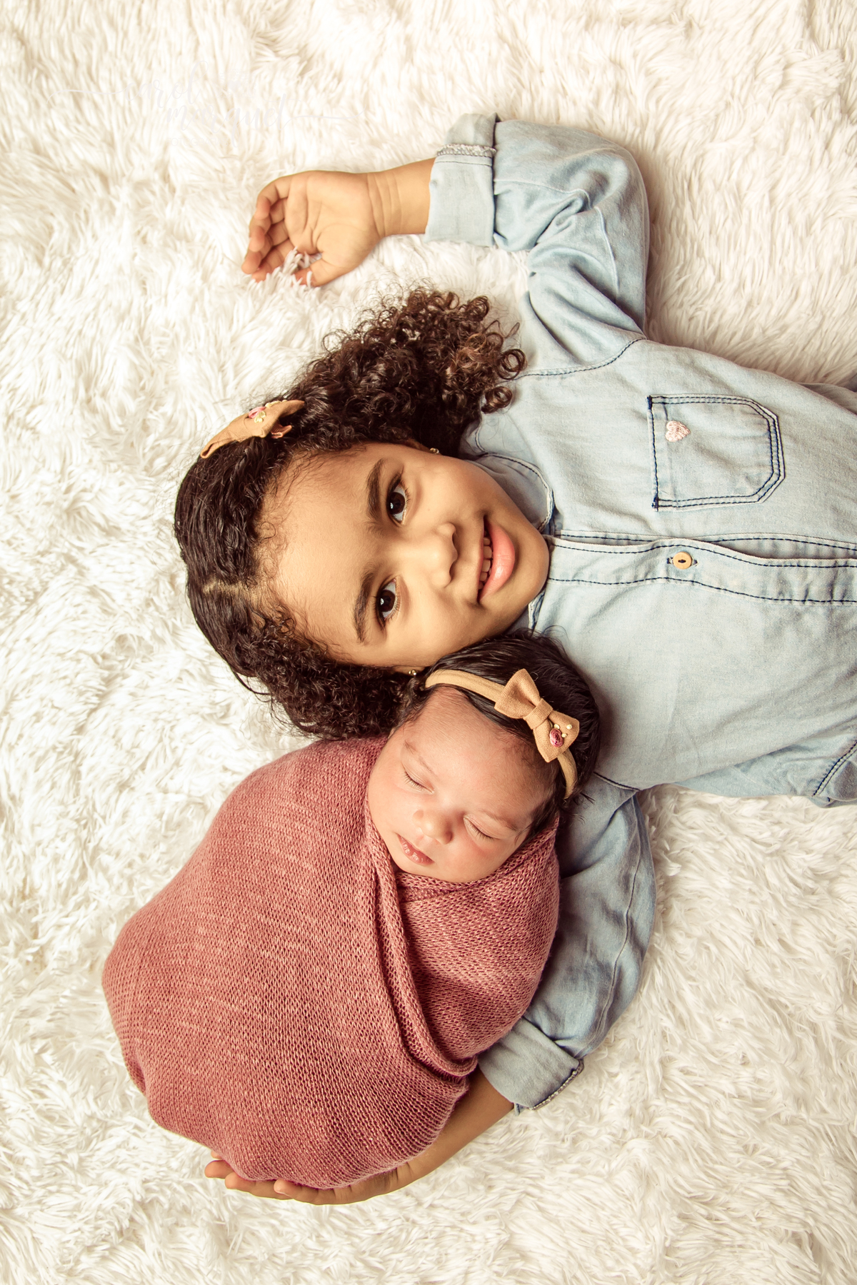 newborn recém nascido bebê neném doces fotografia retrato ensaio da família irmãs chapeuzinho flor jardim Niterói Itaipu Região Oceânica Rio de Janeiro