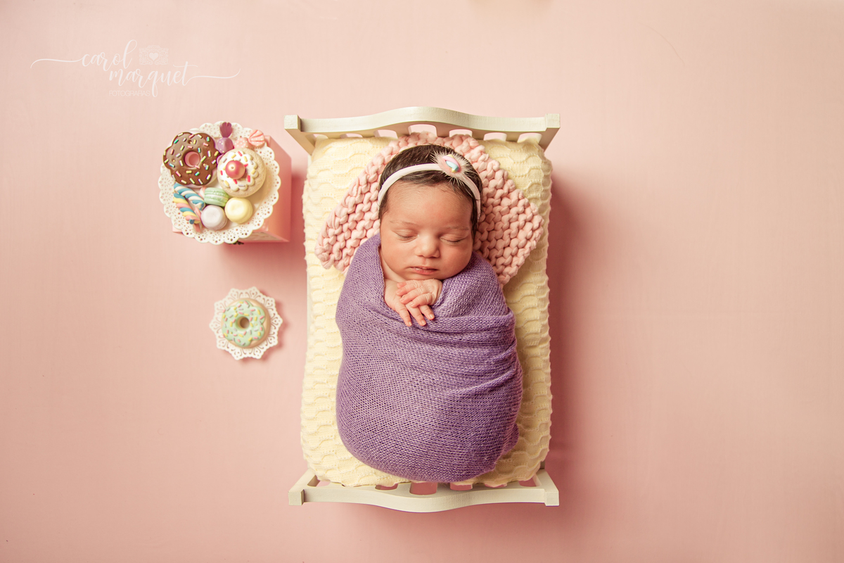 newborn recém nascido bebê neném doces fotografia retrato ensaio da família irmãs chapeuzinho flor jardim Niterói Itaipu Região Oceânica Rio de Janeiro