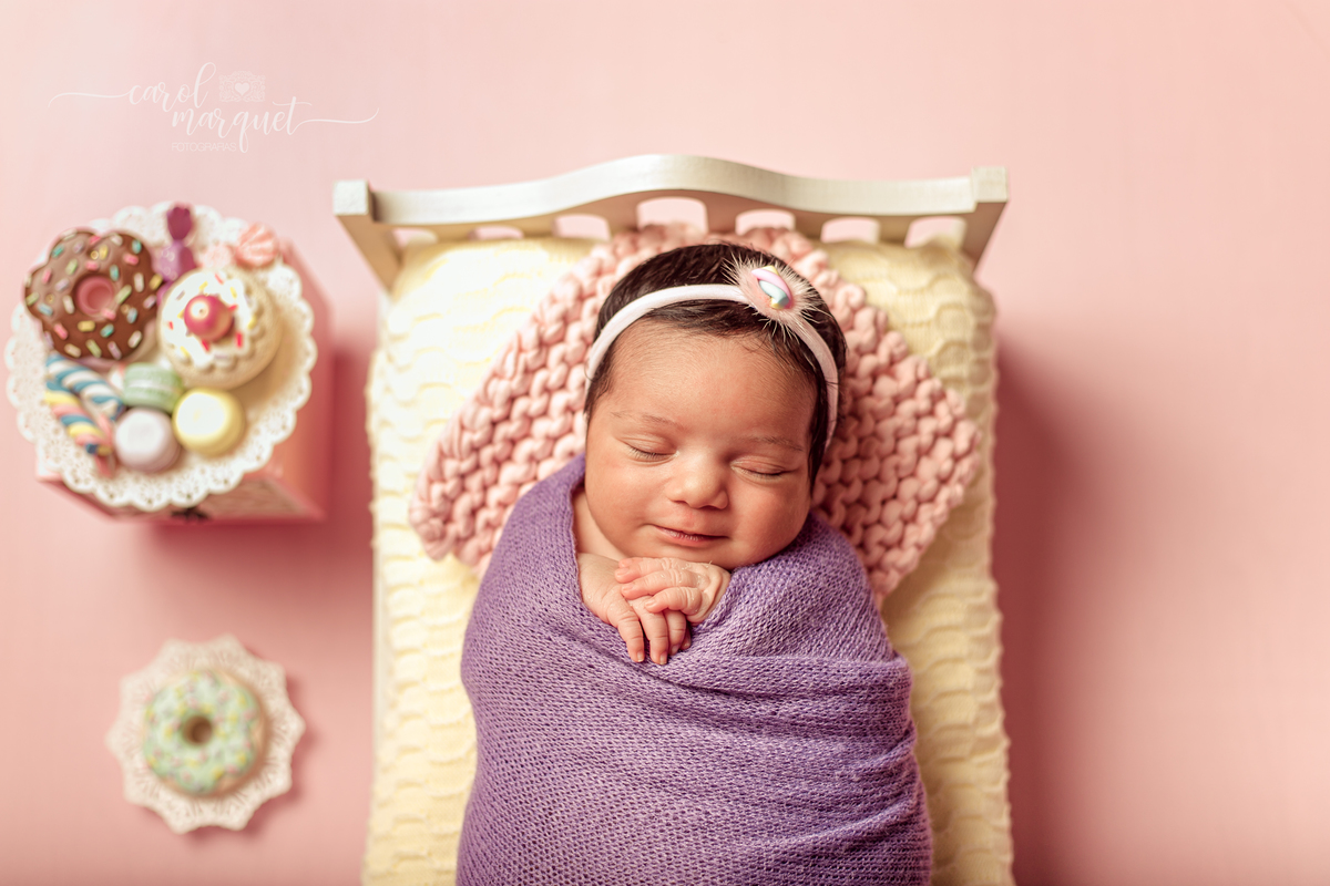 newborn recém nascido bebê neném doces fotografia retrato ensaio da família irmãs chapeuzinho flor jardim Niterói Itaipu Região Oceânica Rio de Janeiro