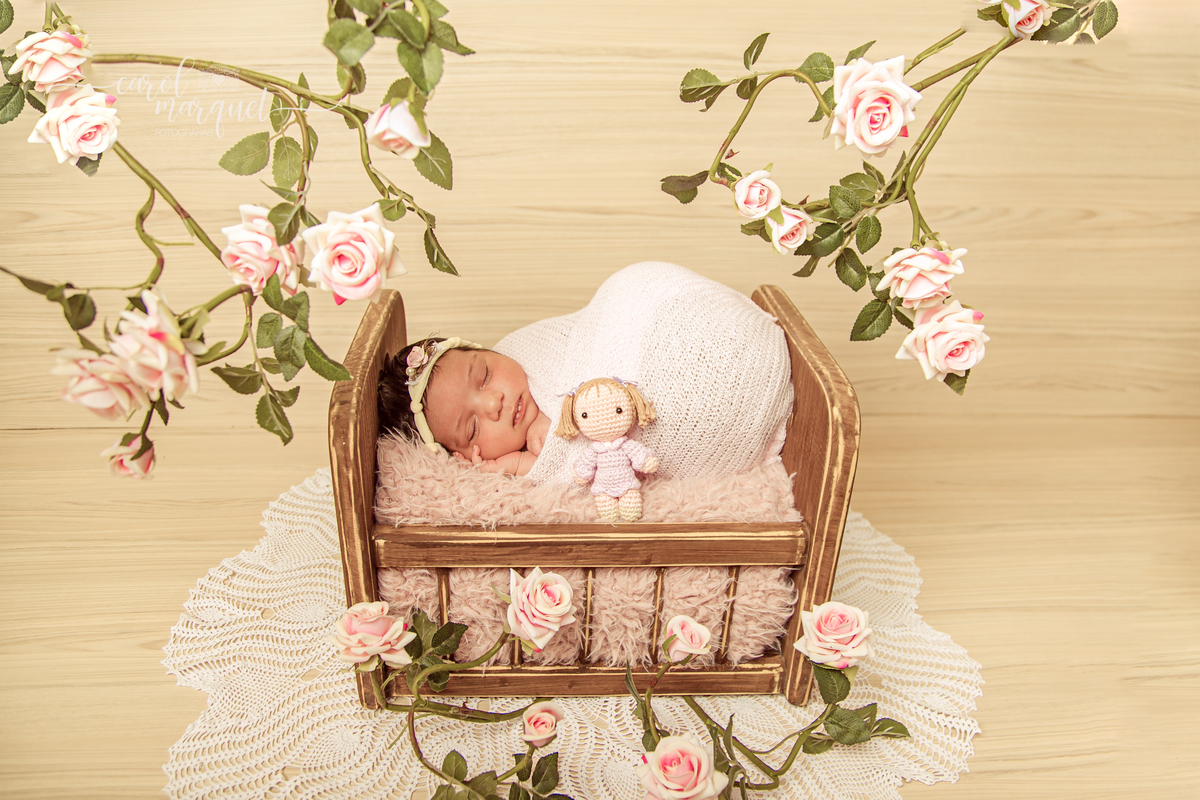 newborn recém nascido bebê neném doces fotografia retrato ensaio da família irmãs chapeuzinho flor jardim Niterói Itaipu Região Oceânica Rio de Janeiro
