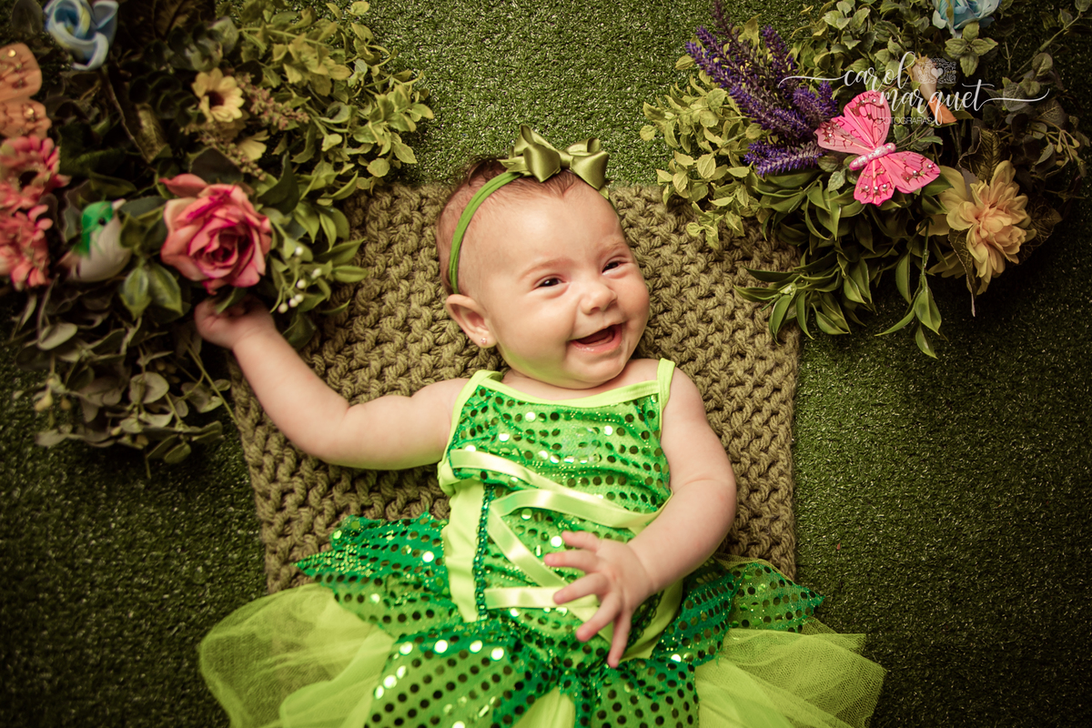ensaio fotográfico fotografia retrato acompanhamento mensal trimestral infantil sininho fadinha fada borboleta flor jardim rústico romântico Niterói Itaipu Região Oceânica Rio de Janeiro família irmã bebê neném