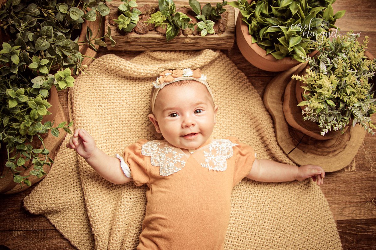 ensaio fotográfico fotografia retrato acompanhamento mensal trimestral infantil sininho fadinha fada borboleta flor jardim rústico romântico Niterói Itaipu Região Oceânica Rio de Janeiro família irmã bebê neném