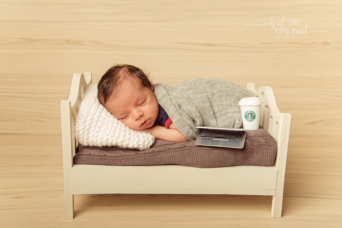 newborn recém nascido bebê neném amigurumi coelho violão sertanejo coala família enfermeiro engenheiro de automação boina lord óculos nerd laptop apple praia verão Itaipu Região Oceânica Niterói Rio de Janeiro RJ família acompanhamento ensaio infantil