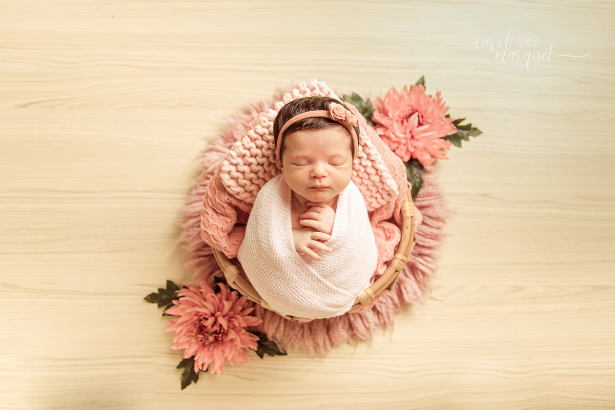 newborn menina princesa beleza maquiagem cabeleleiro cabelo roupão spa skincare recém nascido família filha Niterói Itaipu Região Oceânica Rio de Janeiro flores floresta jardim TI laptop apple