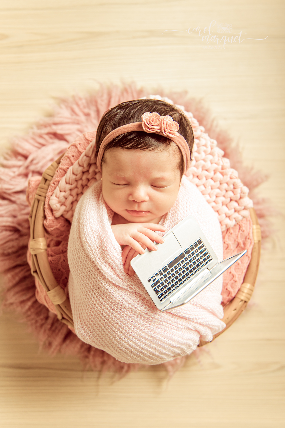 newborn menina princesa beleza maquiagem cabeleleiro cabelo roupão spa skincare recém nascido família filha Niterói Itaipu Região Oceânica Rio de Janeiro flores floresta jardim TI laptop apple