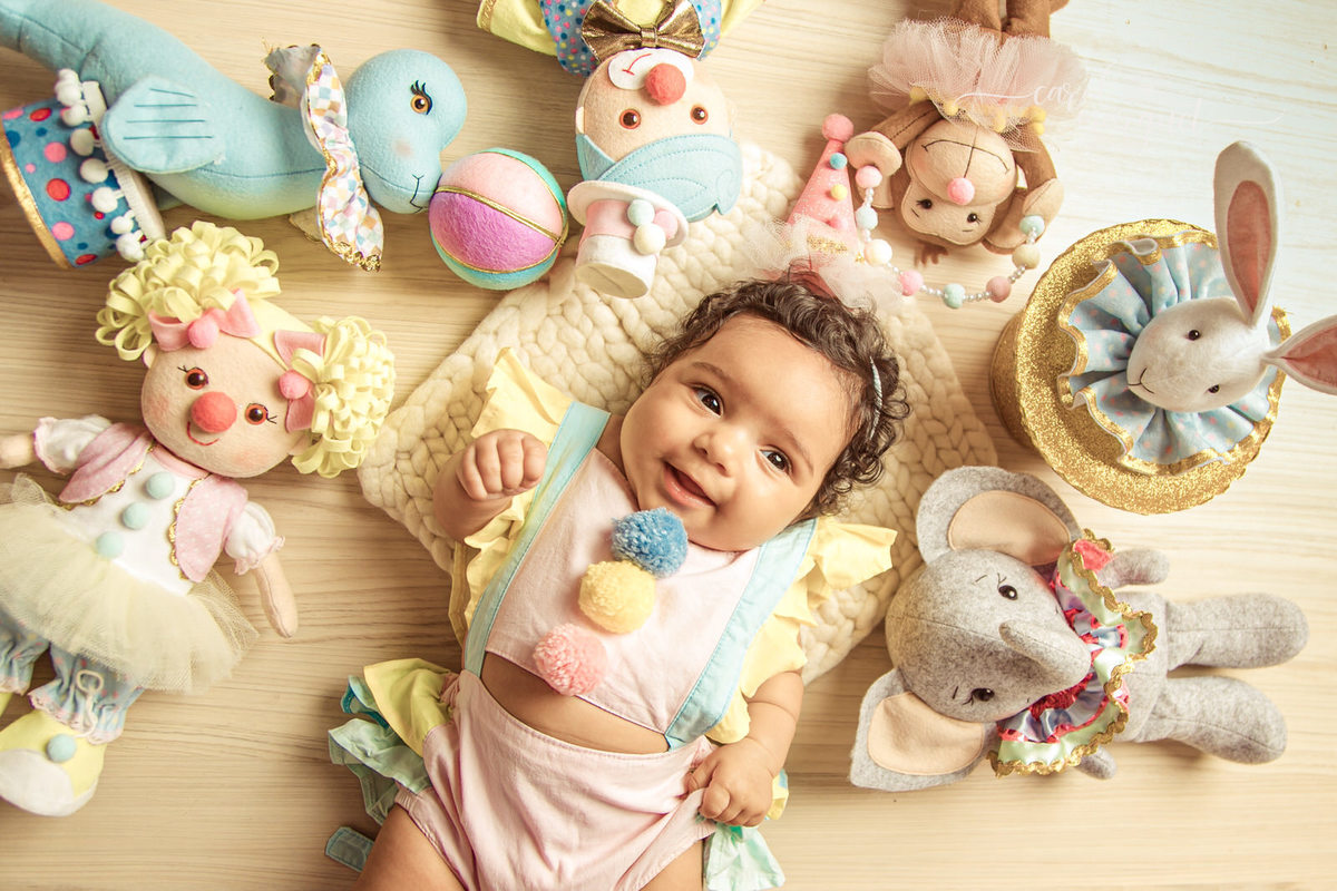 acompanhamento mensal trimestral infantil bebê criança Niterói Rio de Janeiro Itaipu Piratininga Região Oceânica fotografia ensaio fotográfico família circo candy rosa palhacinha  garden jardim rústico flores