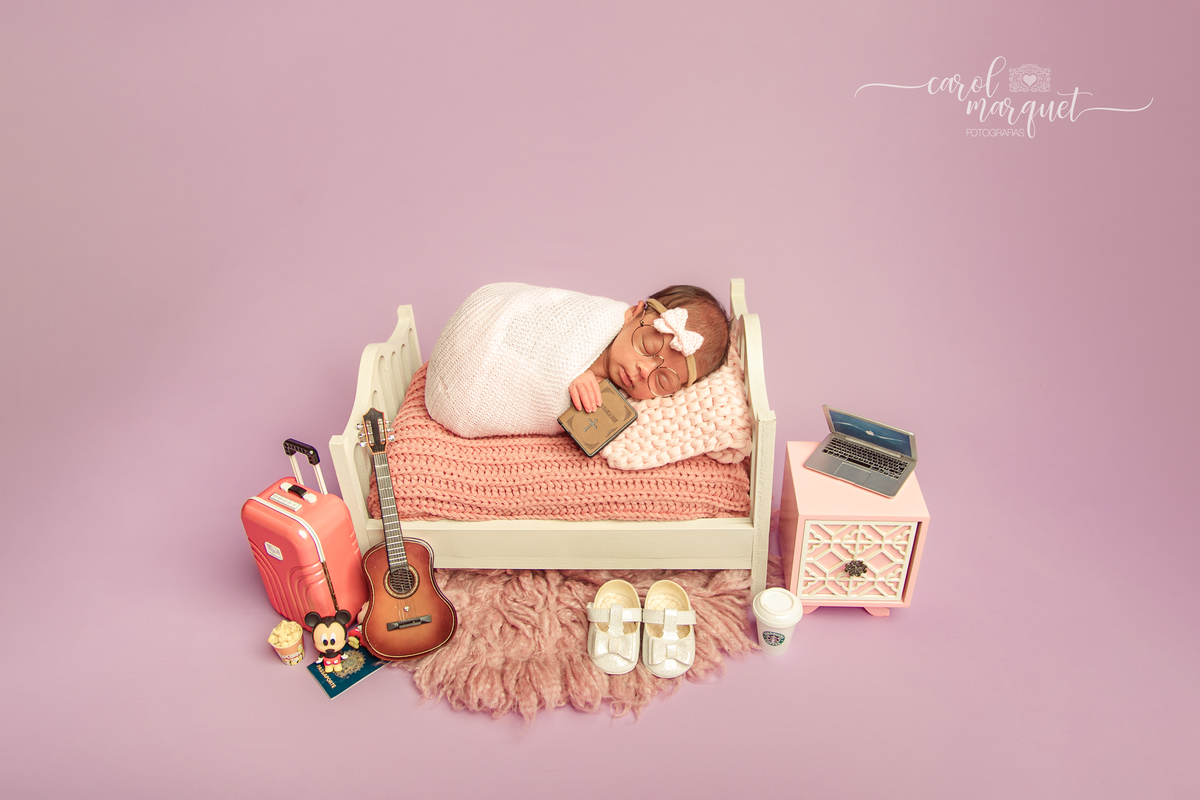 newborn recém nascido bebê neném ensaio fotográfico fotografia retrato sessão flor jardim floresta violão violino guitarra música cantora bíblia viagem disney família Itaipu Niterói Rio de Janeiro Região Oceânica