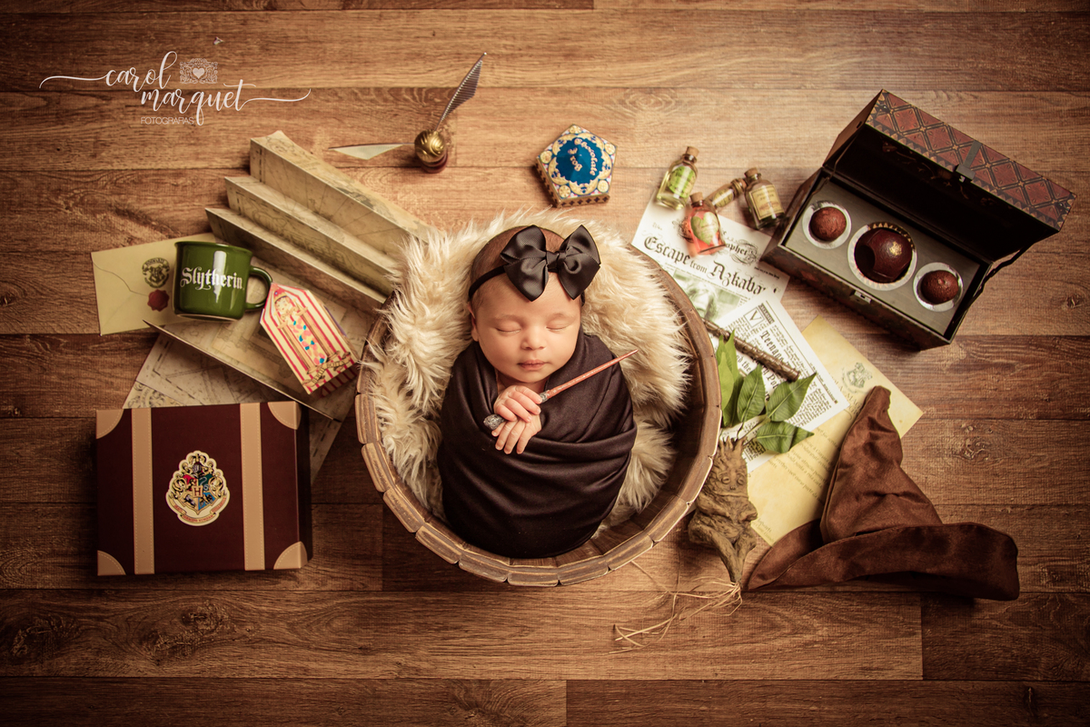 newborn recém nascido ensaio fotografia fotográfico harry potter magia hoghwartz chapéu seletor mandrágora princesa hermione luna grifinória sonserina família niterói itaipu região oceânica rio de janeiro