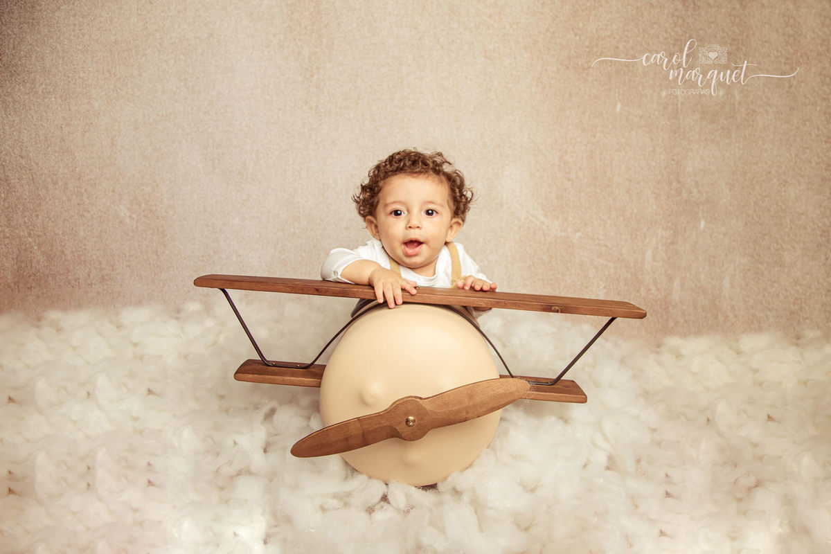 ensaio infantil acompanhamento mensal trimestral aviador crochê cowboy vaqueiro fazendeiro fazenda caipira cavalo curral família Niterói Itaipu Região Oceânica Rio de Janeiro