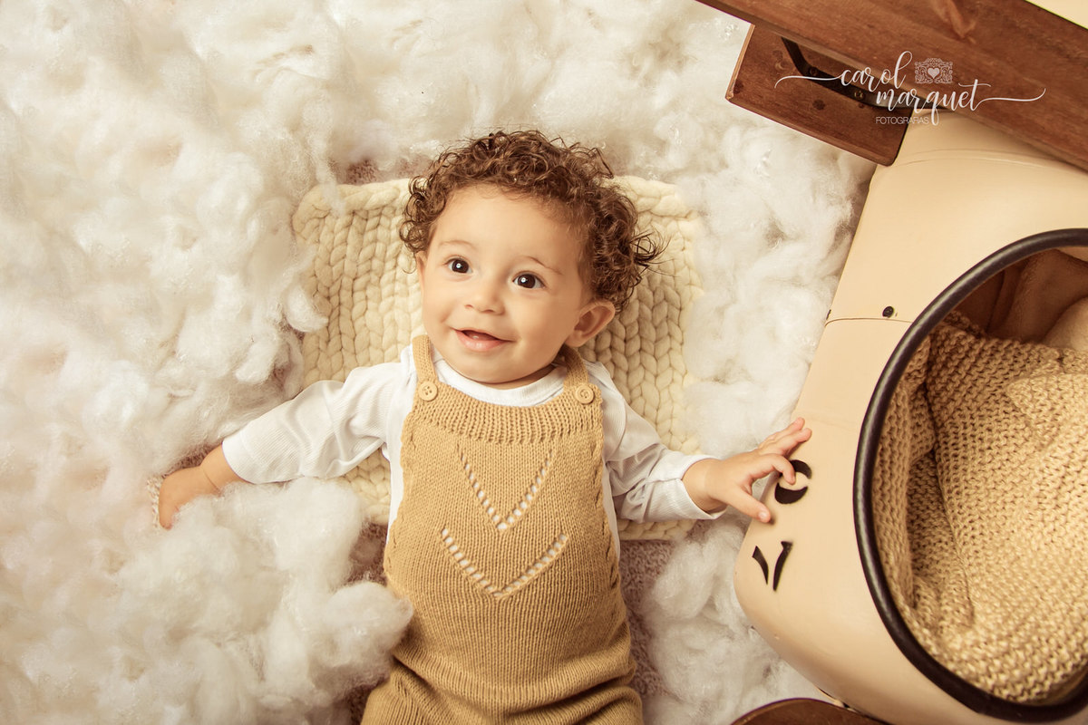 ensaio infantil acompanhamento mensal trimestral aviador crochê cowboy vaqueiro fazendeiro fazenda caipira cavalo curral família Niterói Itaipu Região Oceânica Rio de Janeiro