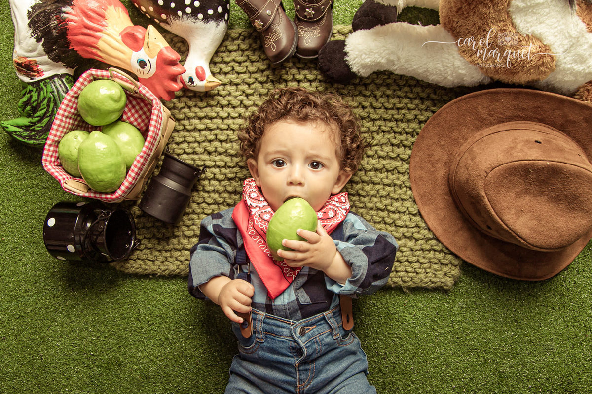 ensaio infantil acompanhamento mensal trimestral aviador crochê cowboy vaqueiro fazendeiro fazenda caipira cavalo curral família Niterói Itaipu Região Oceânica Rio de Janeiro