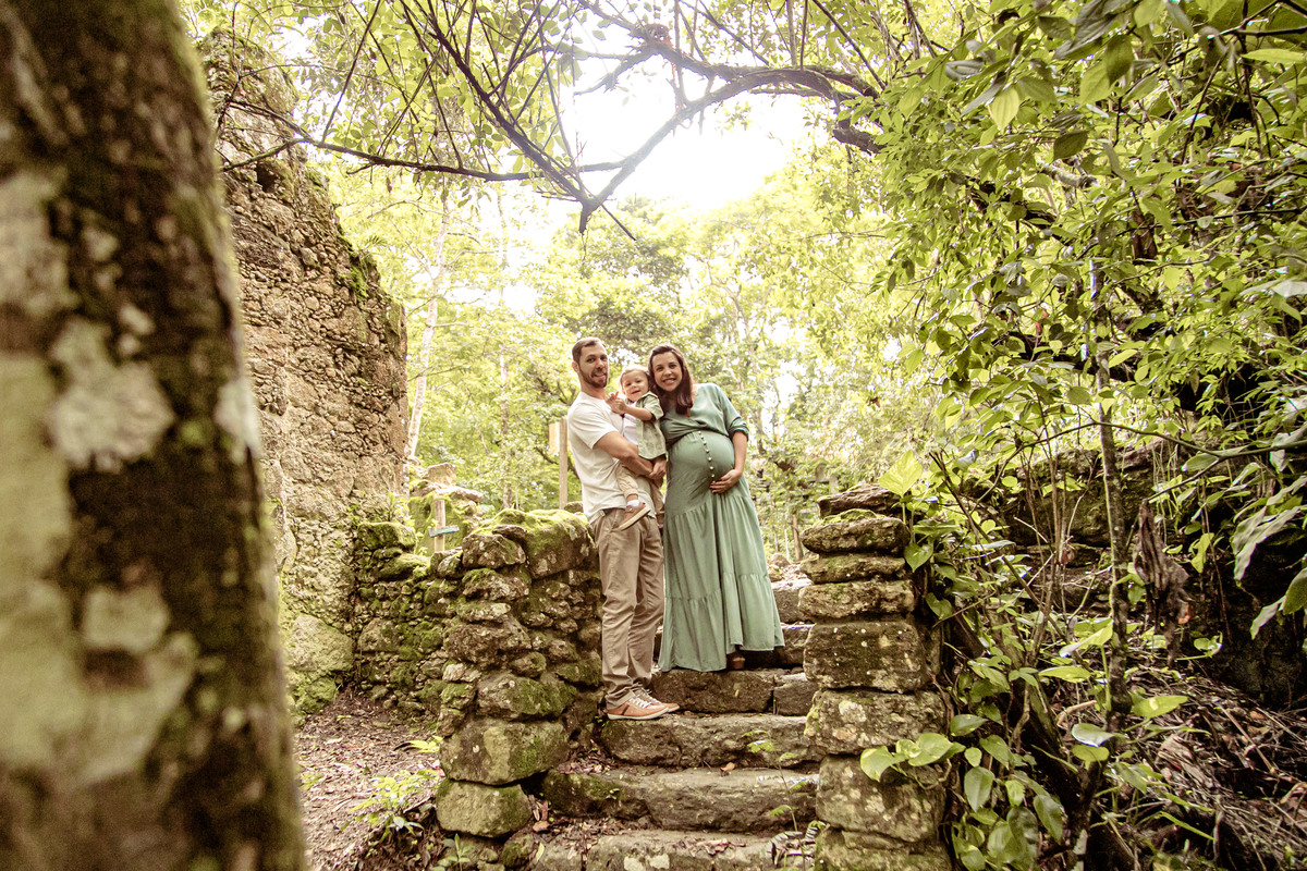 ensaio de gestante gegstação gemelar gêmeos casal menino menina irmã irmão irmãos família floresta ruínas Niterói Rio de Janeiro
