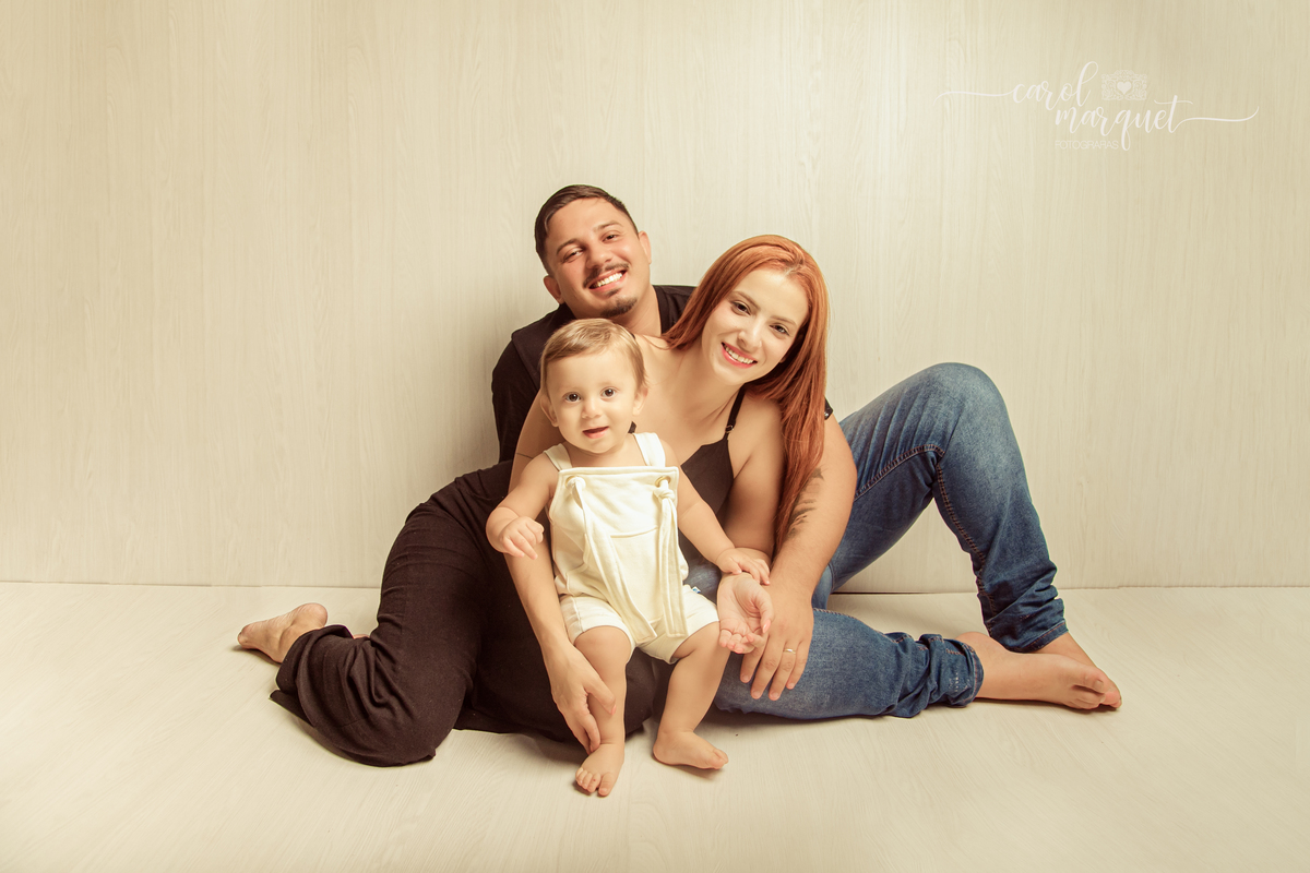 ensaio infantil mensal trimestral clean cavalo de pau madeira família cowboy fazendeiro Niterói Rio de Janeiro Itaipu Região Oceânica 