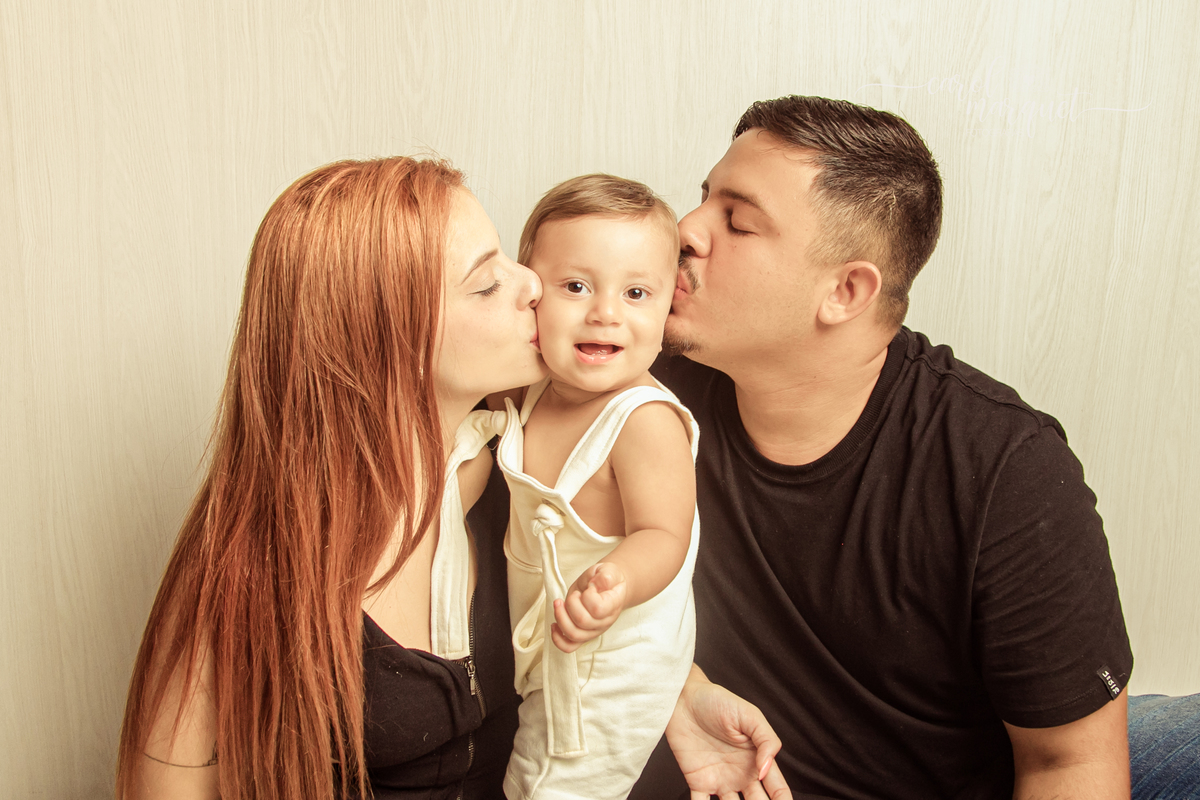 ensaio infantil mensal trimestral clean cavalo de pau madeira família cowboy fazendeiro Niterói Rio de Janeiro Itaipu Região Oceânica 