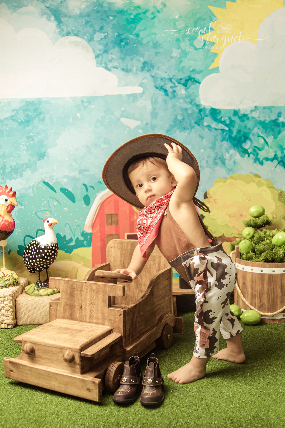 ensaio infantil mensal trimestral clean cavalo de pau madeira família cowboy fazendeiro Niterói Rio de Janeiro Itaipu Região Oceânica 