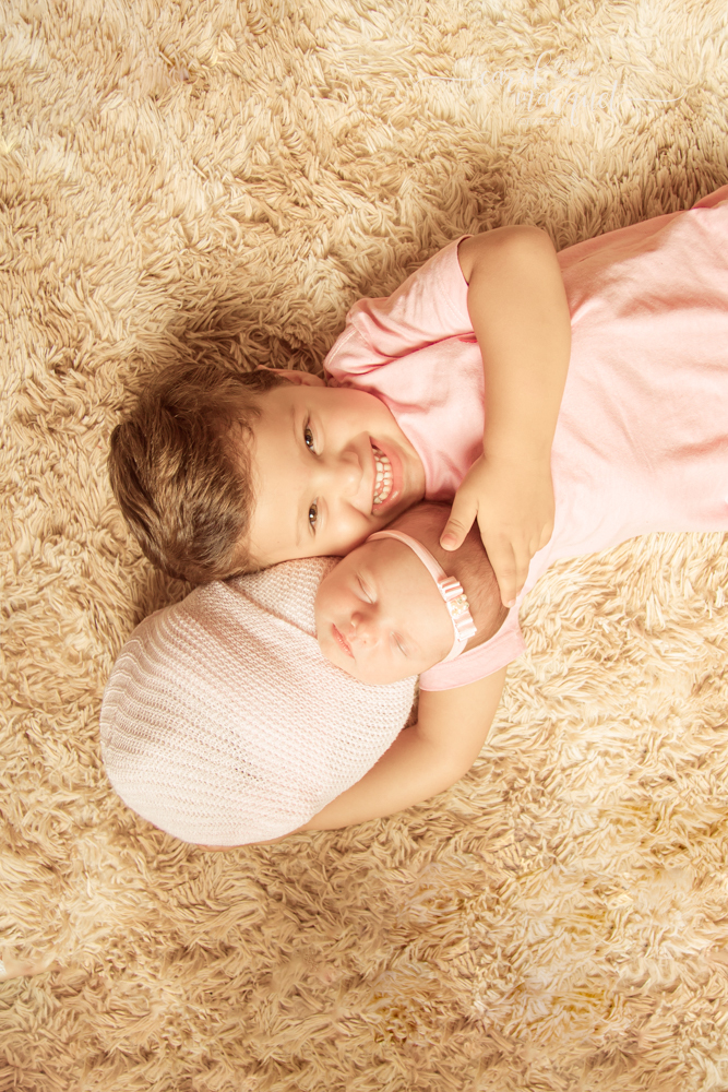 newborn recém nascido fotografia ensaio retrato flores floresta princesa meiga clean delicada irmãos família Itaipu Região Ocênica Rio de Janeiro Niterói