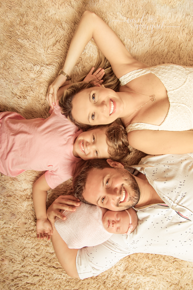 newborn recém nascido fotografia ensaio retrato flores floresta princesa meiga clean delicada irmãos família Itaipu Região Ocênica Rio de Janeiro Niterói