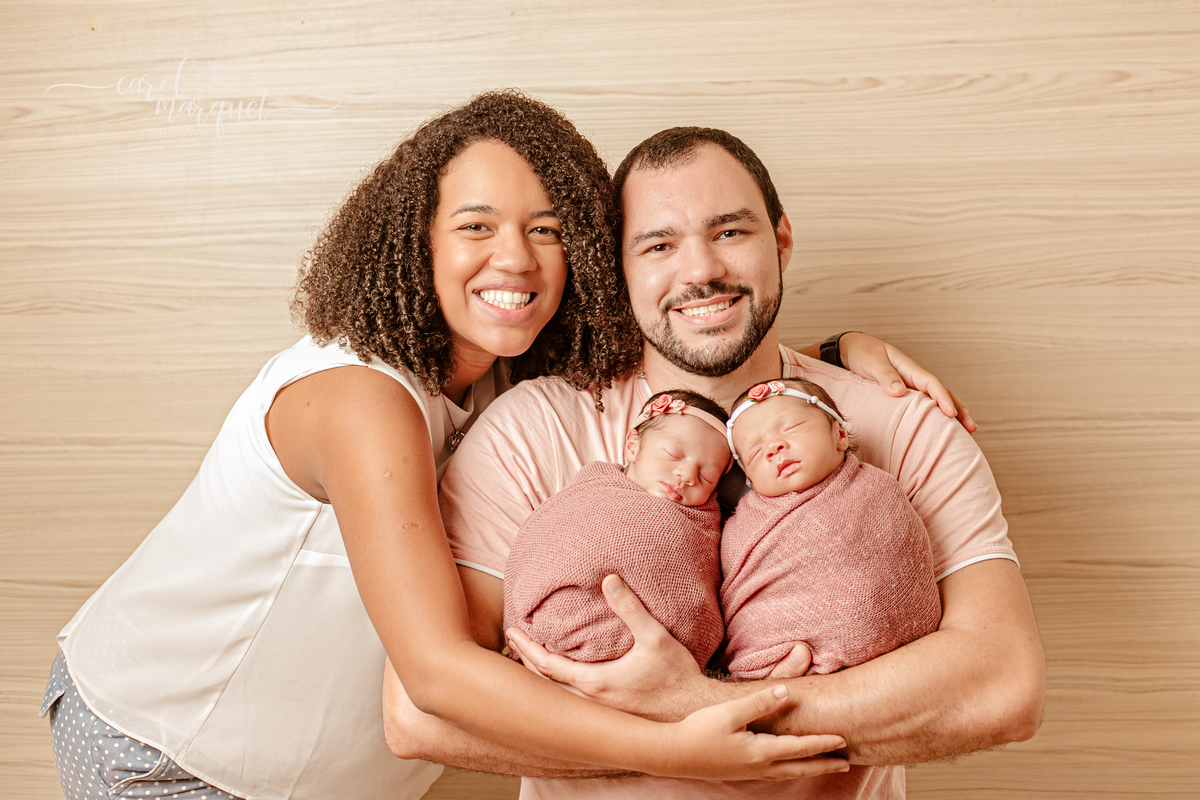 newborn recém nascidas bebês gêmeos gêmeas flores jardim floresta Harry Potter família univitelinas bi vitelinas 