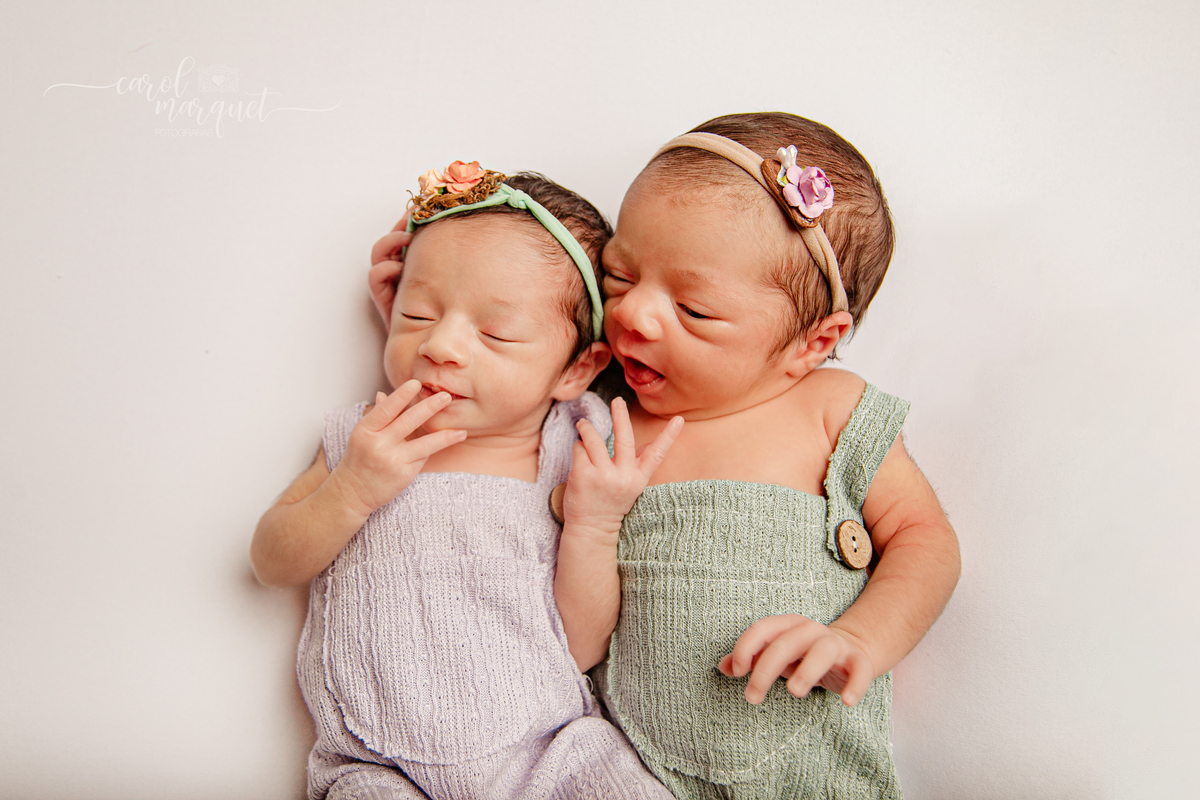 newborn recém nascidas bebês gêmeos gêmeas flores jardim floresta Harry Potter família univitelinas bi vitelinas 