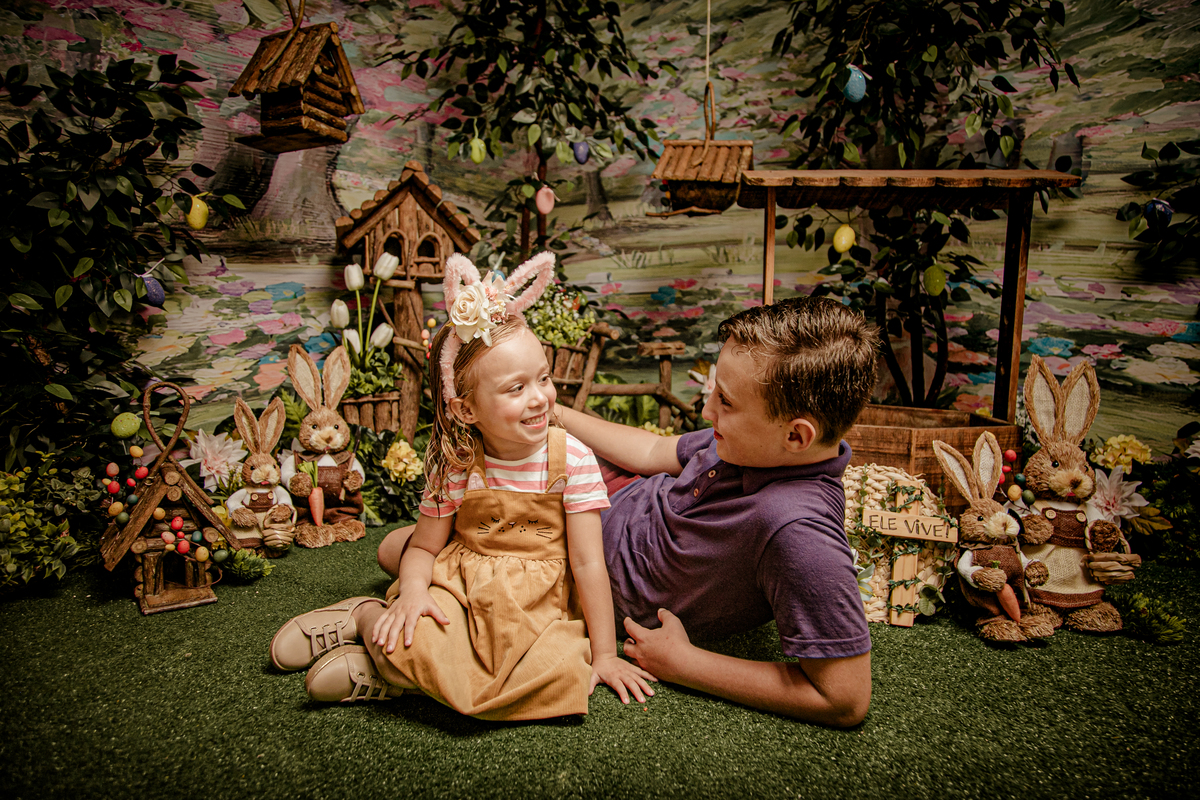 Páscoa pascoal coelho coelhinho ensaio infantil mensal trimestral acompanhamento floresta bosque encantado irmãos flores poço prop casa de passarinho ovo Niterói Itaipu Rio de Janeiro Região Oceânica