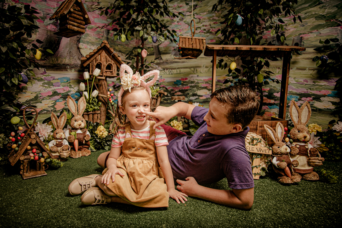 Páscoa pascoal coelho coelhinho ensaio infantil mensal trimestral acompanhamento floresta bosque encantado irmãos flores poço prop casa de passarinho ovo Niterói Itaipu Rio de Janeiro Região Oceânica