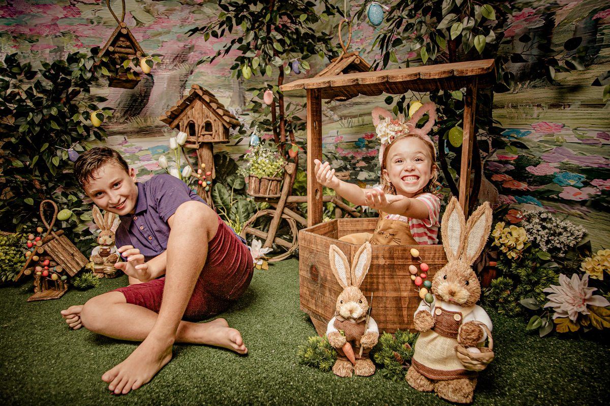 Páscoa pascoal coelho coelhinho ensaio infantil mensal trimestral acompanhamento floresta bosque encantado irmãos flores poço prop casa de passarinho ovo Niterói Itaipu Rio de Janeiro Região Oceânica