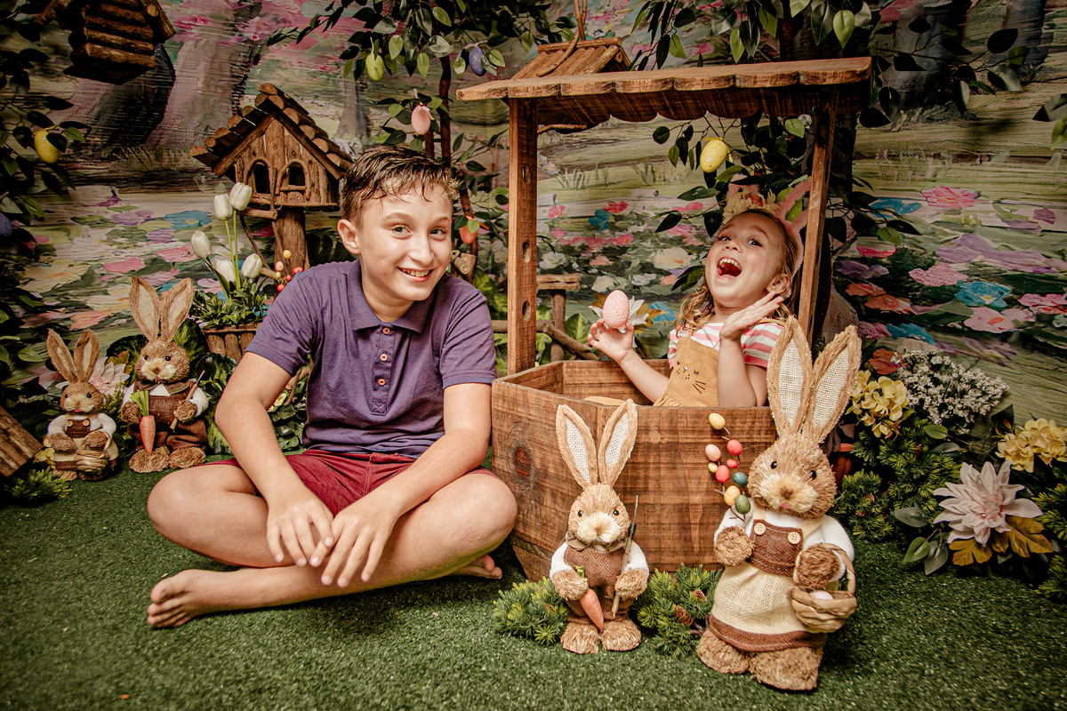 Páscoa pascoal coelho coelhinho ensaio infantil mensal trimestral acompanhamento floresta bosque encantado irmãos flores poço prop casa de passarinho ovo Niterói Itaipu Rio de Janeiro Região Oceânica