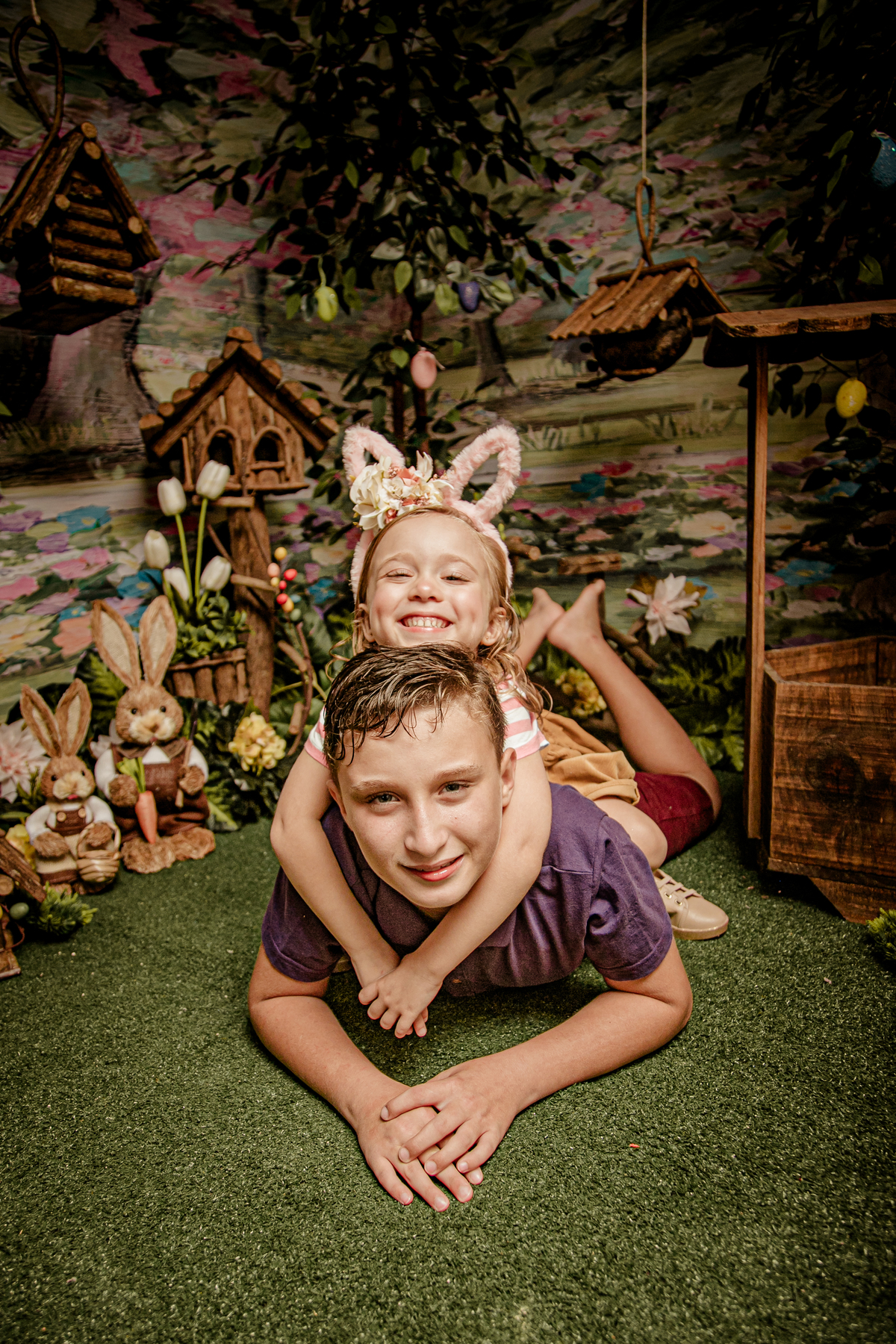 Páscoa pascoal coelho coelhinho ensaio infantil mensal trimestral acompanhamento floresta bosque encantado irmãos flores poço prop casa de passarinho ovo Niterói Itaipu Rio de Janeiro Região Oceânica