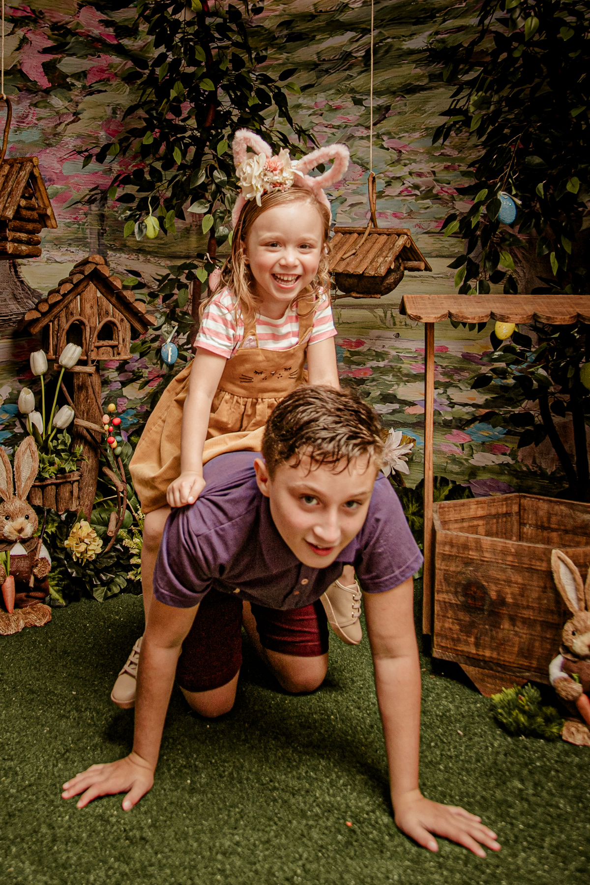 Páscoa pascoal coelho coelhinho ensaio infantil mensal trimestral acompanhamento floresta bosque encantado irmãos flores poço prop casa de passarinho ovo Niterói Itaipu Rio de Janeiro Região Oceânica