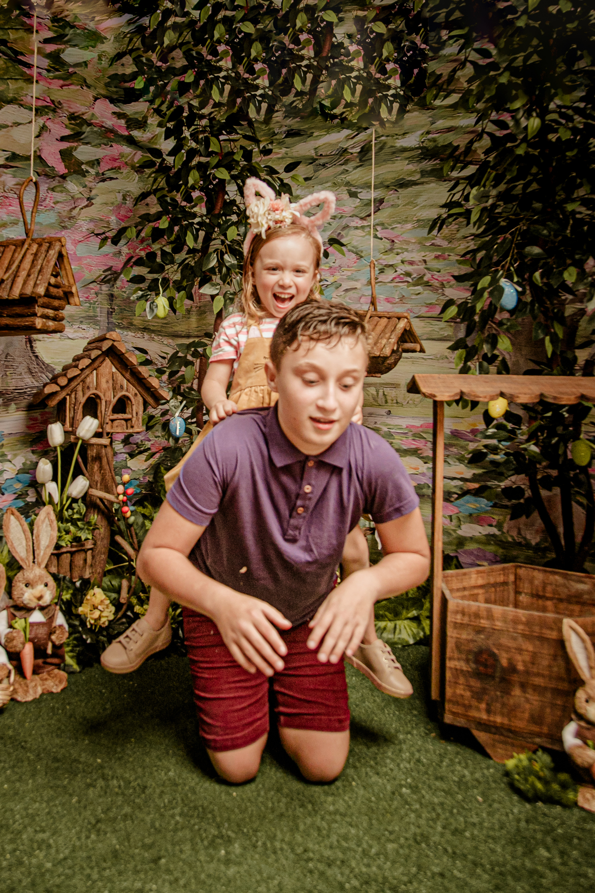 Páscoa pascoal coelho coelhinho ensaio infantil mensal trimestral acompanhamento floresta bosque encantado irmãos flores poço prop casa de passarinho ovo Niterói Itaipu Rio de Janeiro Região Oceânica