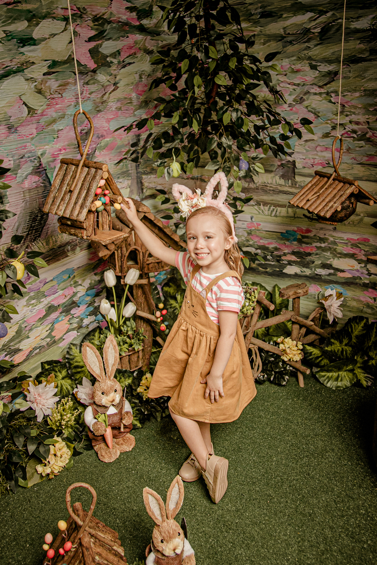 Páscoa pascoal coelho coelhinho ensaio infantil mensal trimestral acompanhamento floresta bosque encantado irmãos flores poço prop casa de passarinho ovo Niterói Itaipu Rio de Janeiro Região Oceânica