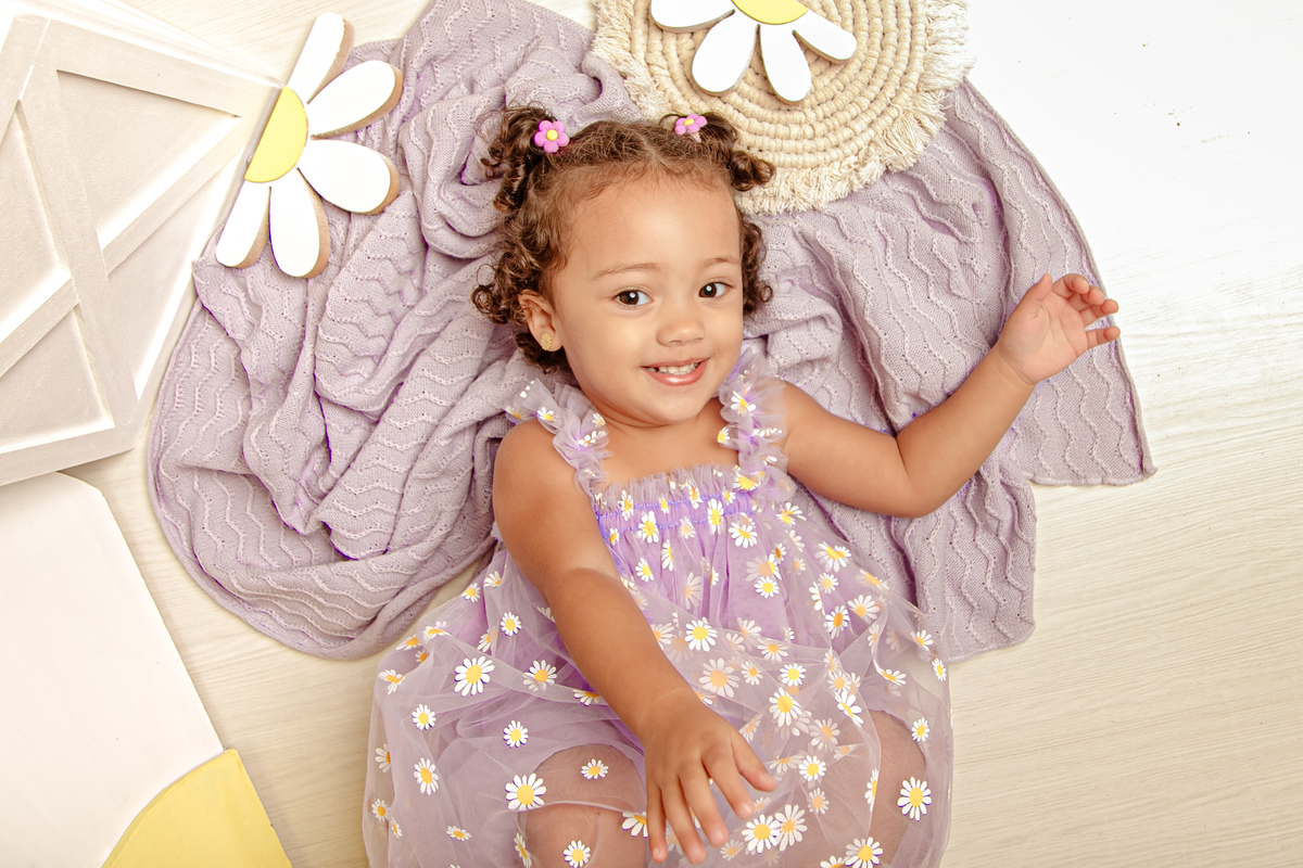 ensaio infantil fotografia 2 anos aniversário margarida flor jardim meiga suave boho rústico Niterói Itaipu Região Oceânica Rio de Janeiro