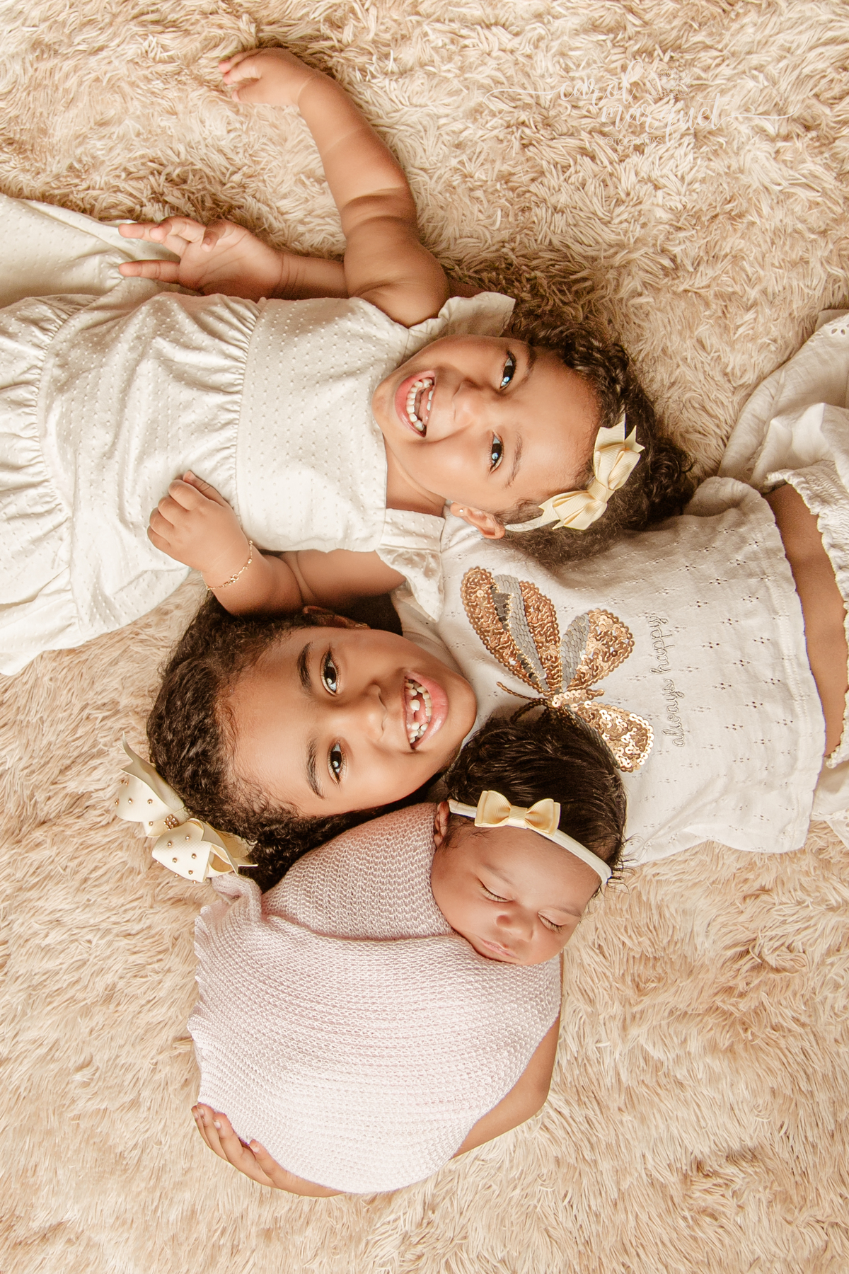 newborn recém nascido ensaio fotográfico retrato irmã bebê beleza girassol flor floresta jardim família Niterói Rio de Janeiro Região Oceânica Itaipu