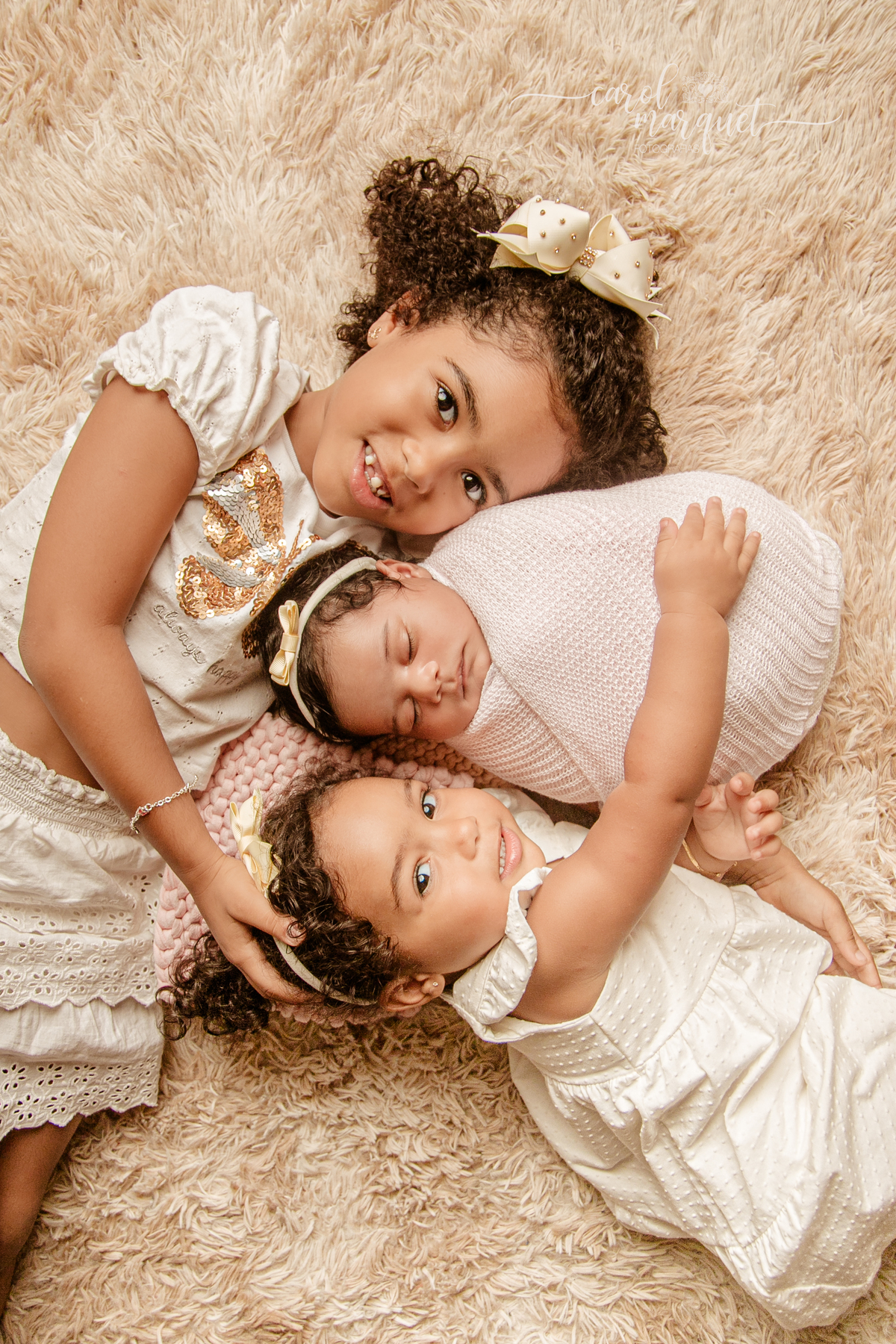 newborn recém nascido ensaio fotográfico retrato irmã bebê beleza girassol flor floresta jardim família Niterói Rio de Janeiro Região Oceânica Itaipu