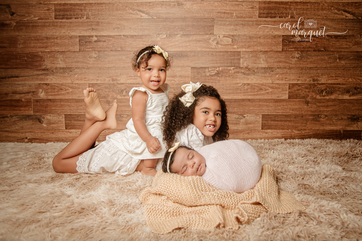 newborn recém nascido ensaio fotográfico retrato irmã bebê beleza girassol flor floresta jardim família Niterói Rio de Janeiro Região Oceânica Itaipu