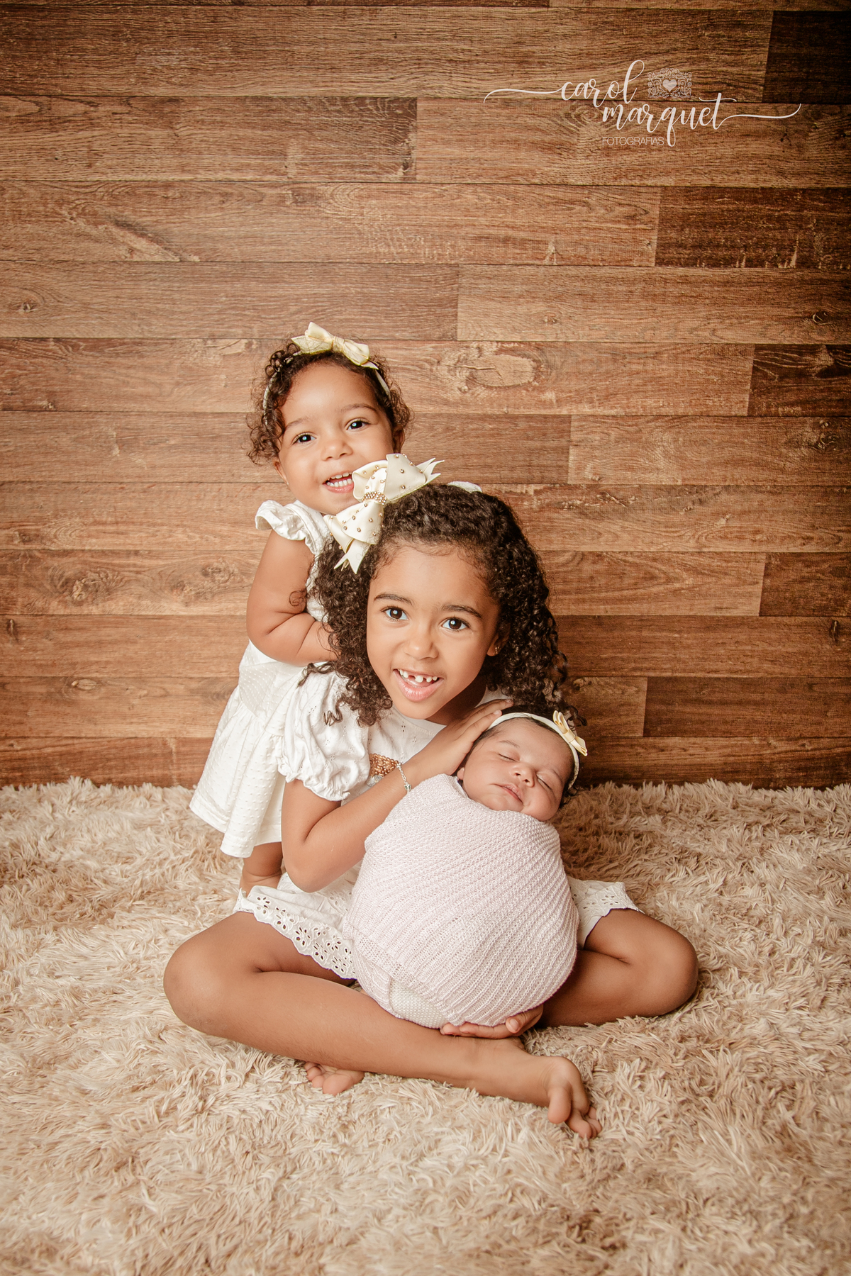 newborn recém nascido ensaio fotográfico retrato irmã bebê beleza girassol flor floresta jardim família Niterói Rio de Janeiro Região Oceânica Itaipu