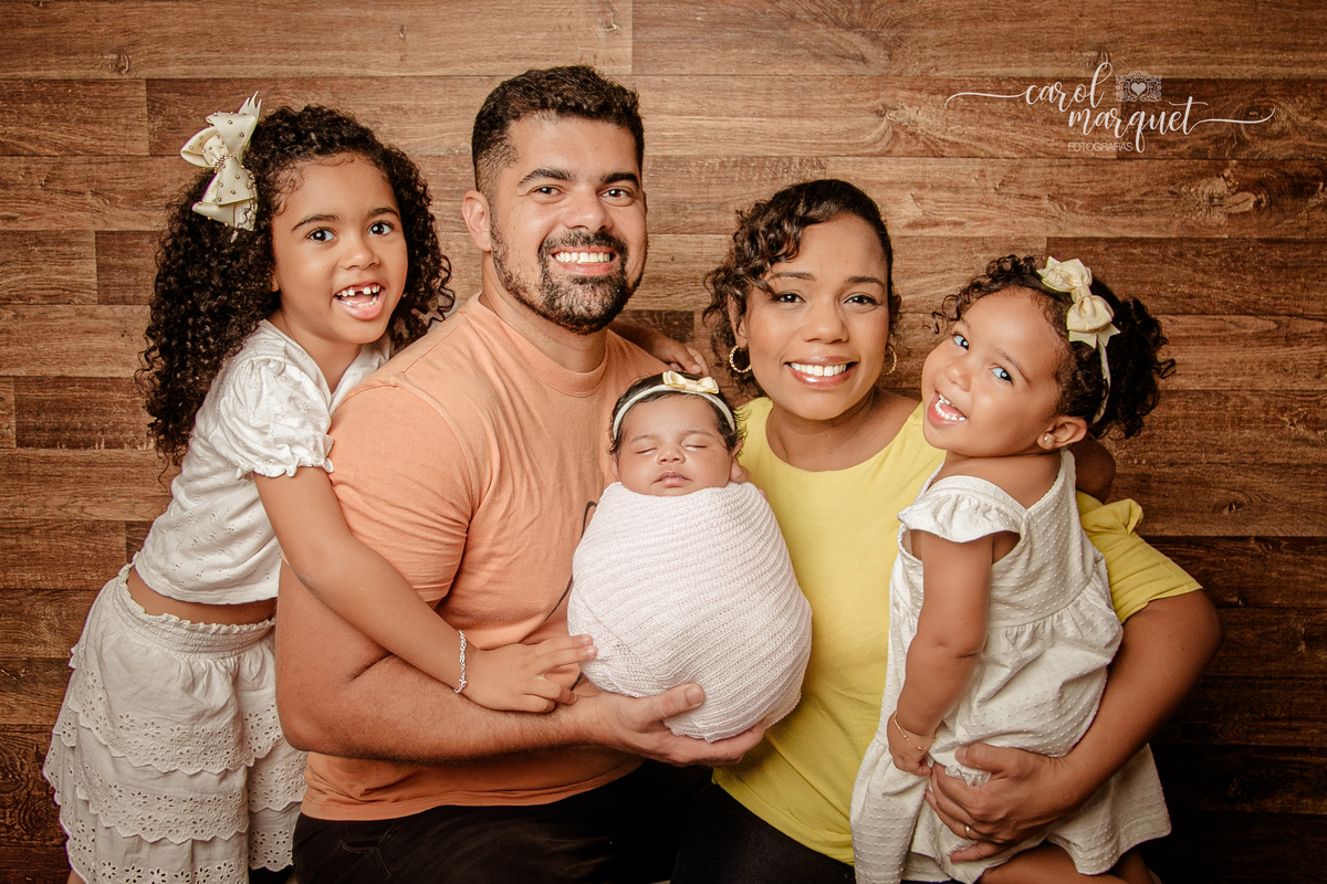 newborn recém nascido ensaio fotográfico retrato irmã bebê beleza girassol flor floresta jardim família Niterói Rio de Janeiro Região Oceânica Itaipu