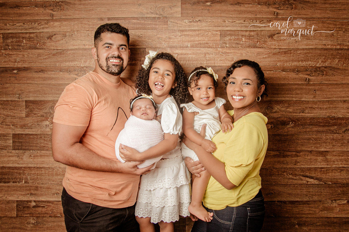 newborn recém nascido ensaio fotográfico retrato irmã bebê beleza girassol flor floresta jardim família Niterói Rio de Janeiro Região Oceânica Itaipu