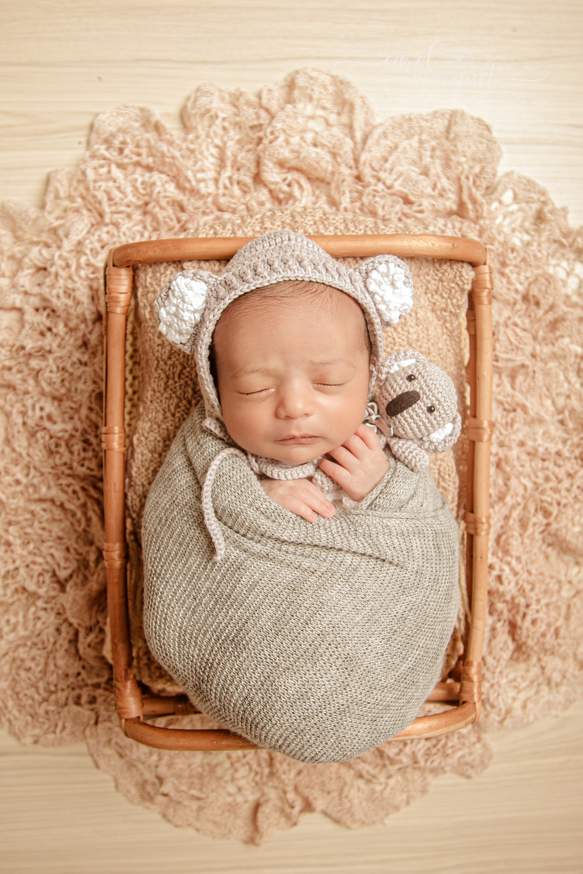 ensaio infantil bebê recém nascido newborn panda amigurumi cowboy violão seresta floresta terço Deus católico coala Niterói Itaipu Região Oceânica Rio de Janeiro