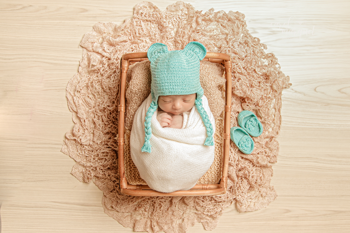 ensaio infantil bebê recém nascido newborn panda amigurumi cowboy violão seresta floresta terço Deus católico coala Niterói Itaipu Região Oceânica Rio de Janeiro
