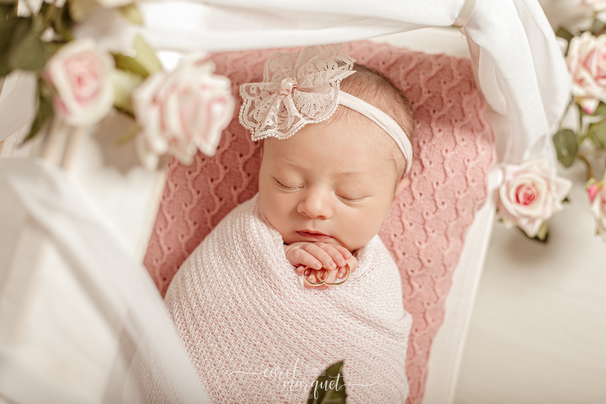 newborn recém nascida bebê neném criança baby fotografia ensaio fotográfico flores jardim anjo Deus católico evangélico beleza viagem Niterói Rio de Janeiro Itaipu Região Oceânica