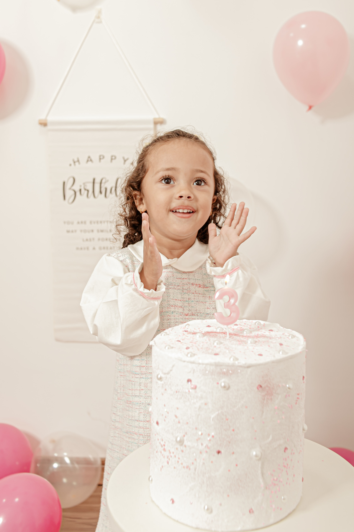 ensaio infantil boho vintage rústico clean bexiga balão bolas bolo aniversário parabéns princesa menina filha Niterói Região Oceânica Itaipu Rio de Janeiro família estúdio fotográfico retrato