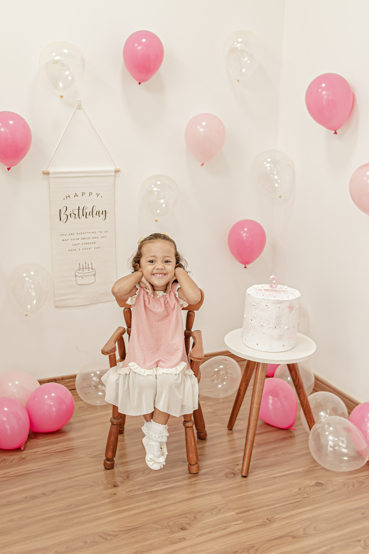 ensaio infantil boho vintage rústico clean bexiga balão bolas bolo aniversário parabéns princesa menina filha Niterói Região Oceânica Itaipu Rio de Janeiro família estúdio fotográfico retrato